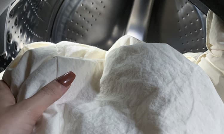 Common Mistakes People Make While Cleaning Their Comforters at Home